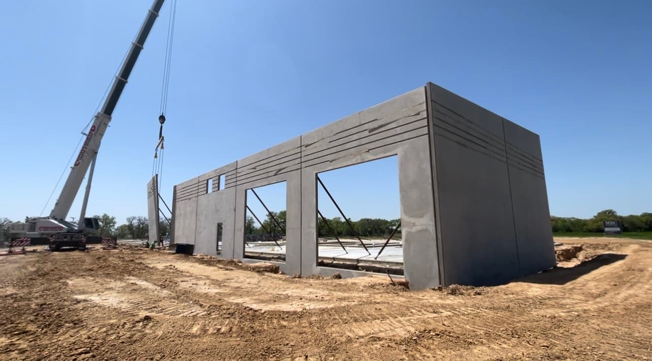 Tilt-wall and shell delivery shaped around release strategy and field clarity.